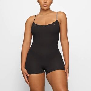 Skims fits everybody lace onesie in onyx